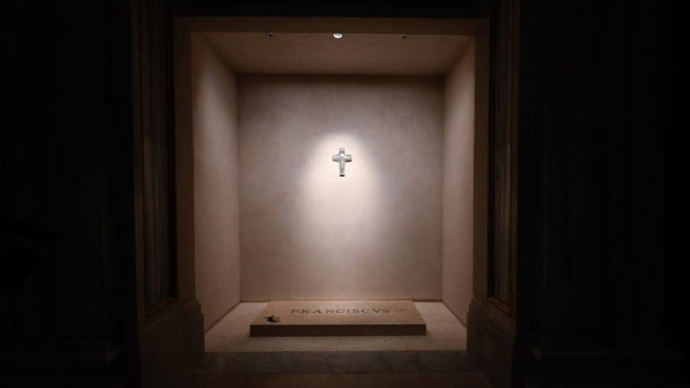 La tumba de Francisco: humildad y sencillez en su descanso eterno